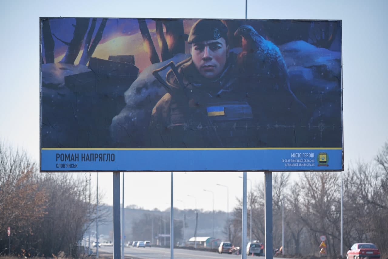 на донеччині встановили білборди с портретами загиблих захисників україни